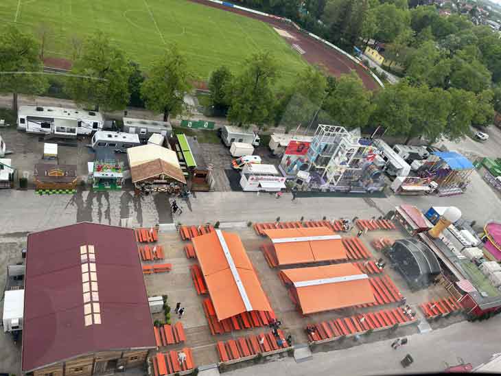 grünes Erding kann man schön erkennen vom Riesenrad aus, unten im Bild der 2000 Plätze Biergarten und links im Bild die Urweiße Hüttn (©Foto: Martin Schmitz)